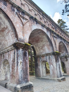 凍てつく赤レンガ、百年の眠り