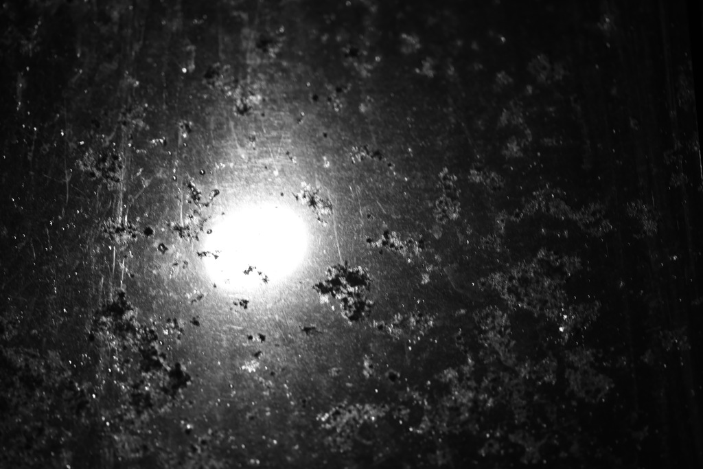 大晦日の夜　傘越しのスーパー駐車場は明るい　今日も働く人達がいる　ありがとう