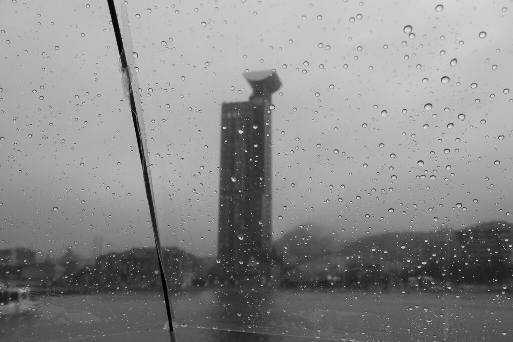 駅で購入した傘に救われる。今でも雨の日のお供。