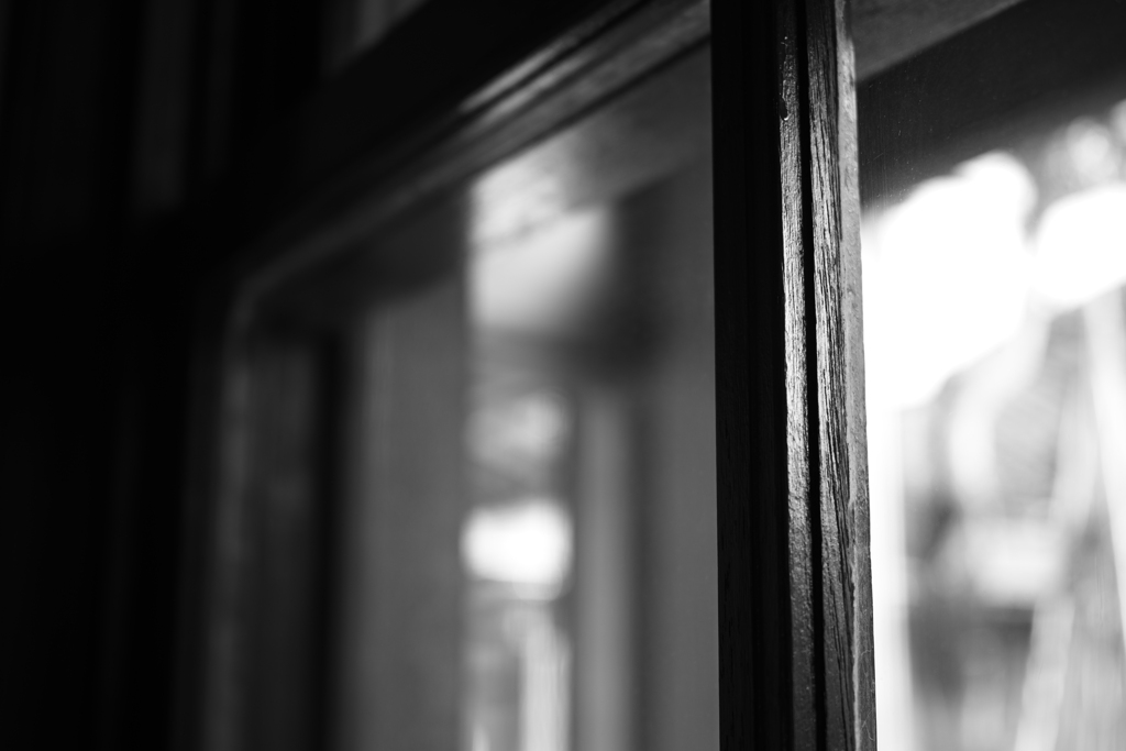 歪んだガラスに懐かしさを感じる。その時代のことはよく知らないのに。