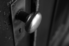 古いドアのノブ。光沢がきれいで気になった。