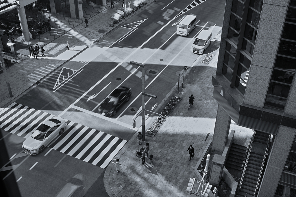 人 車 光 時間　同じ軸の上に交差している不思議