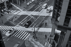 人 車 光 時間　同じ軸の上に交差している不思議