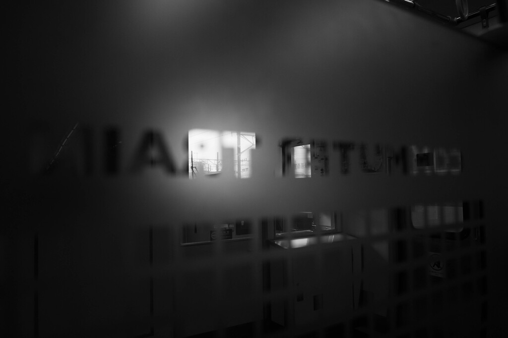 知らない場所の知らない列車に、ここでは誰も知らない私が。