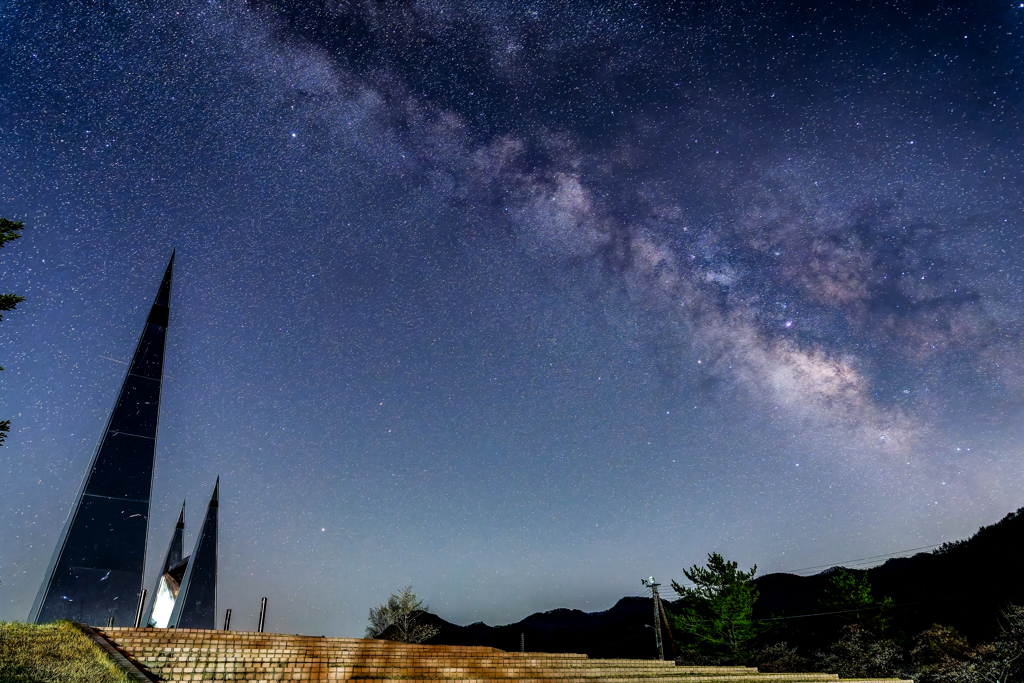 銀河へ続く三角の塔