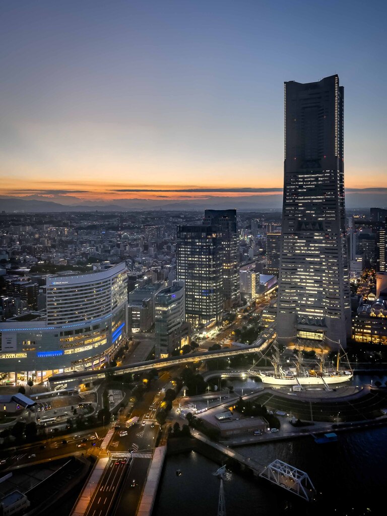横浜みなとみらい　夕暮れ