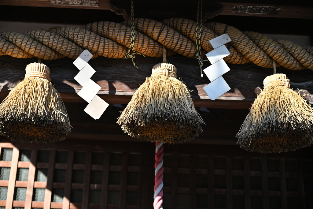 神社のしめ縄_１０
