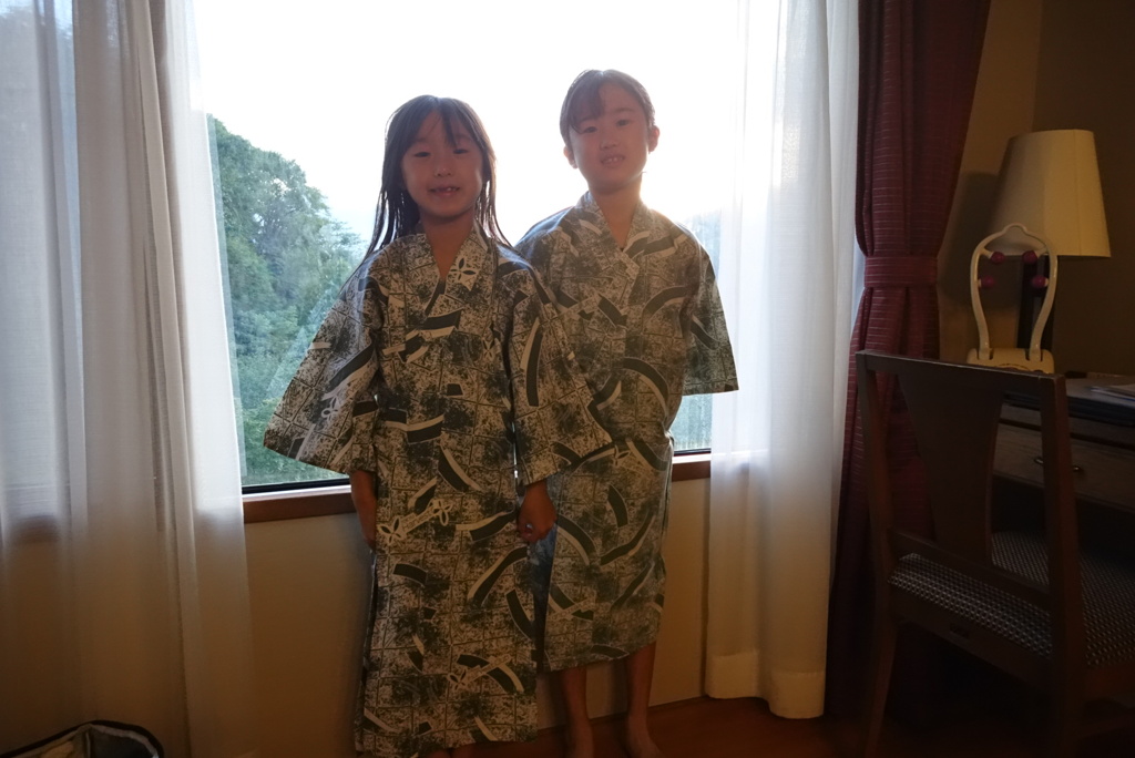 浴衣で、ニコッ