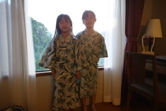 浴衣で、ニコッ