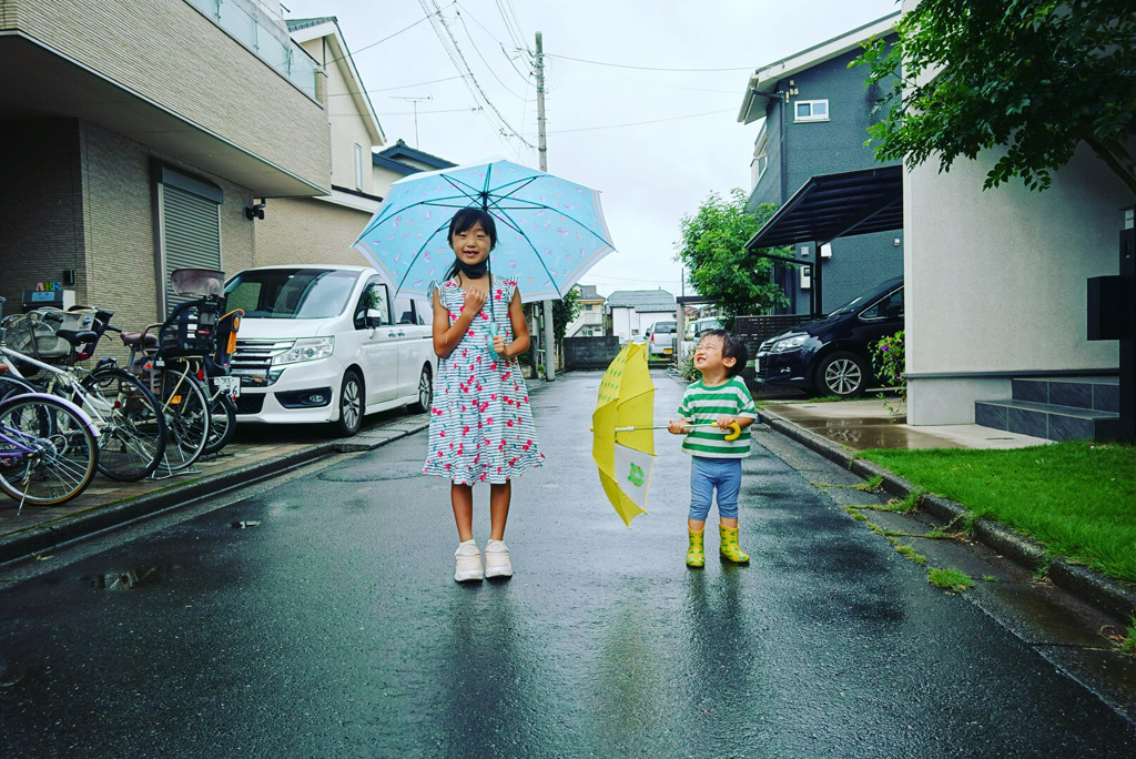 ねぇちゃん、雨だね！