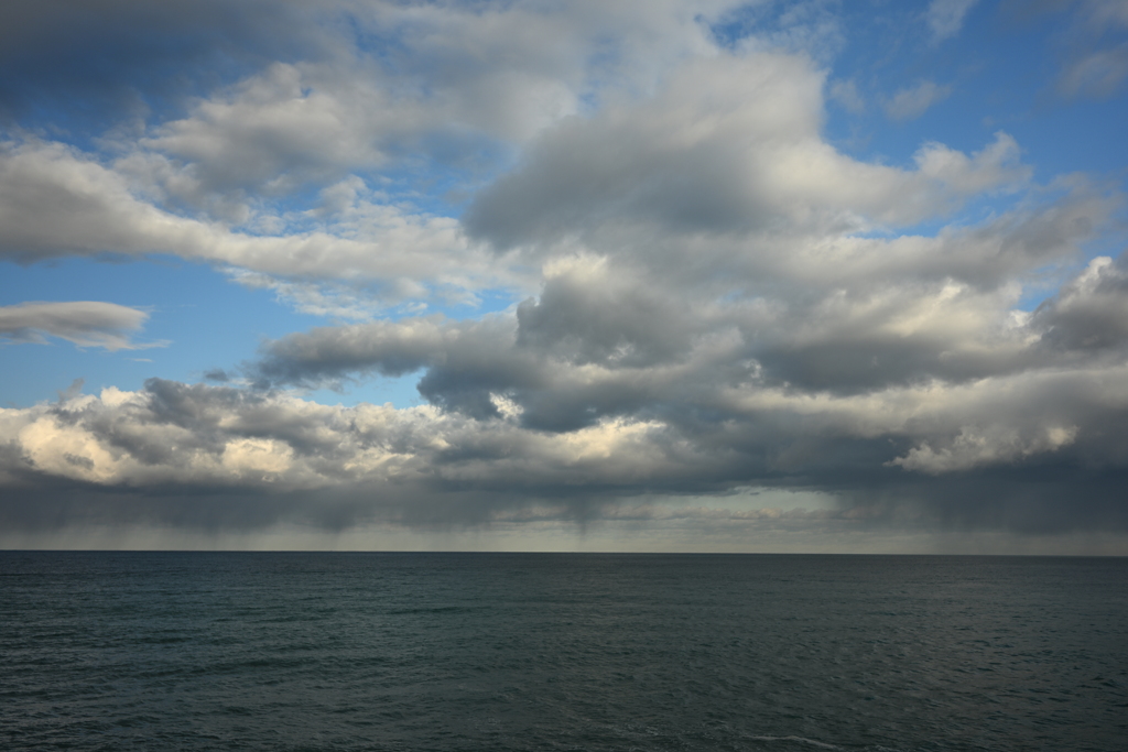 沖合の雨