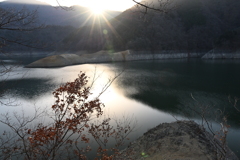 水位の下がったダム湖