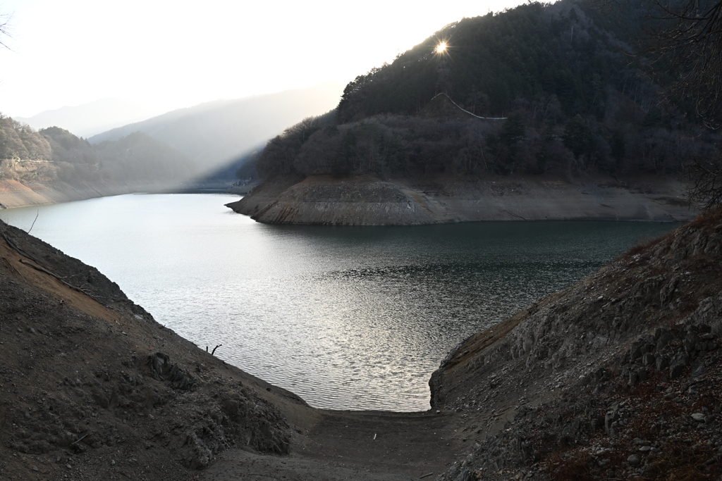 水位の下がったダム湖(2)