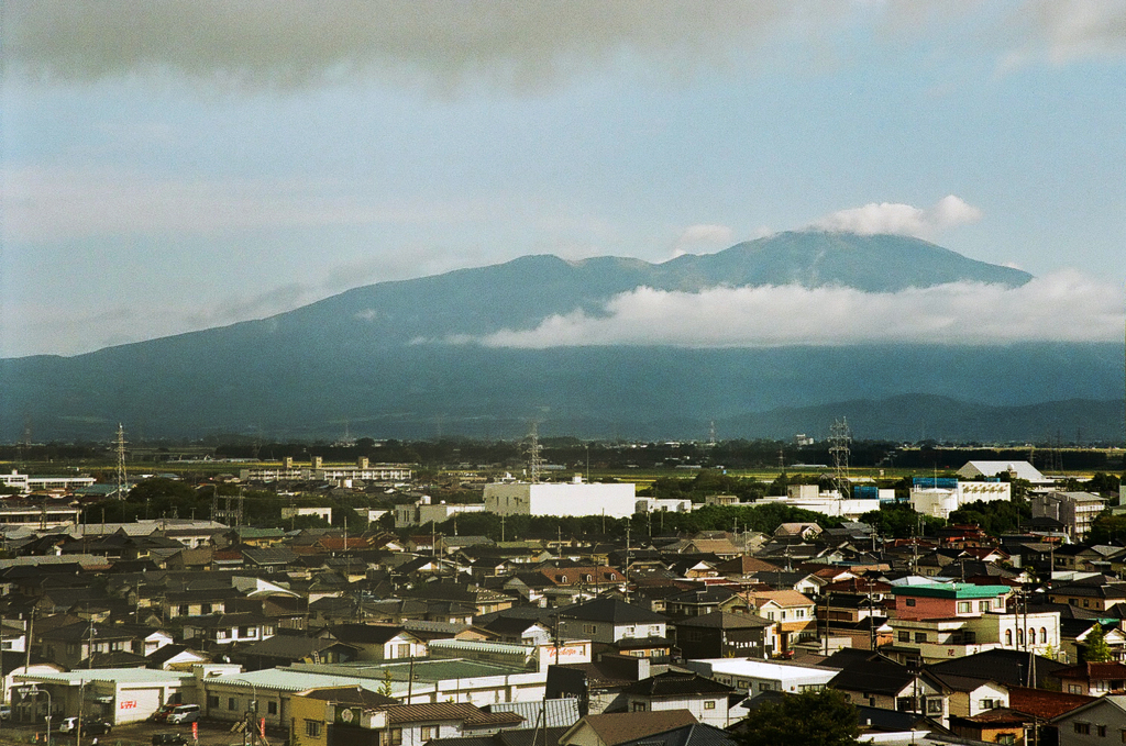 月のホテルの窓から