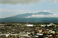 月のホテルの窓から