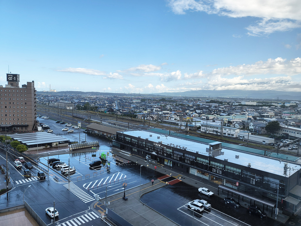 月のホテルの窓から