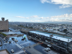 月のホテルの窓から