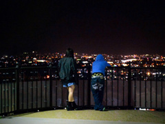 夜景を見下ろす二人