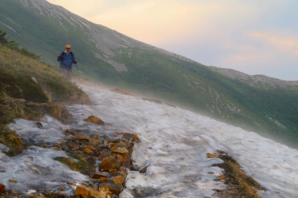 雪渓を超えて