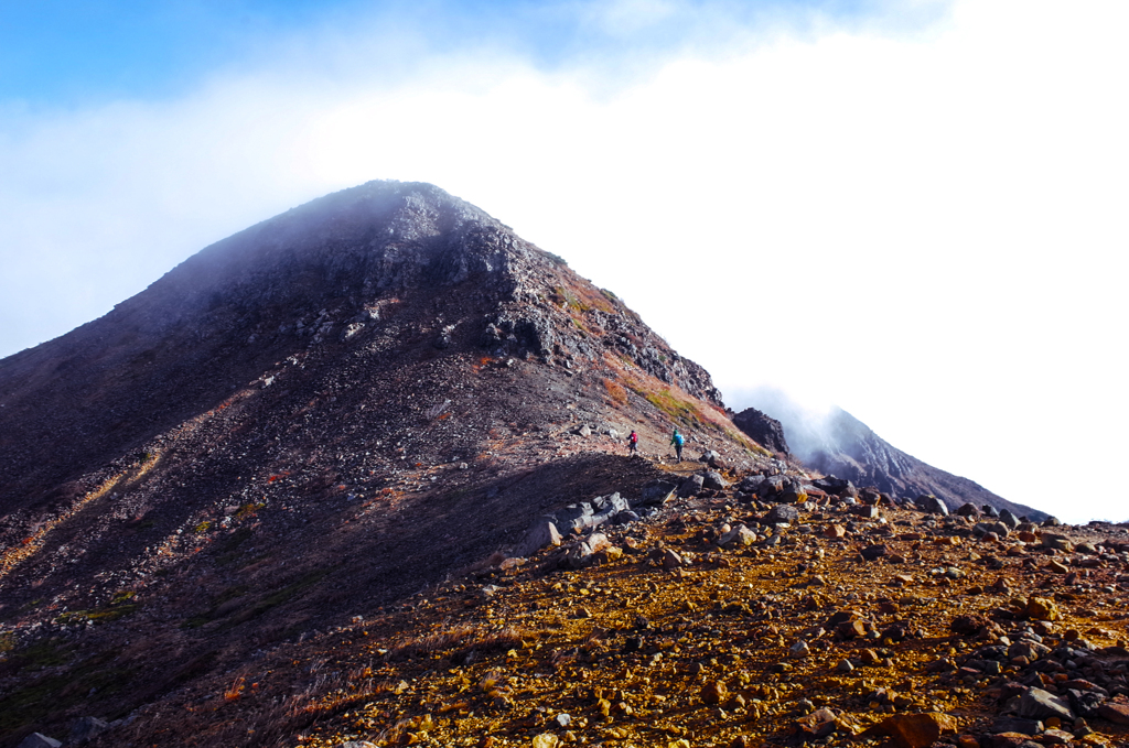 秋色の岩稜を越えて