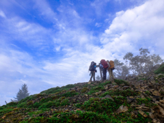 山頂を目指す登山者たち