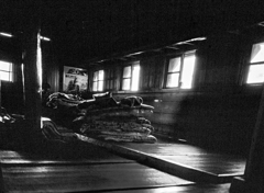 古い山小屋の静かな朝