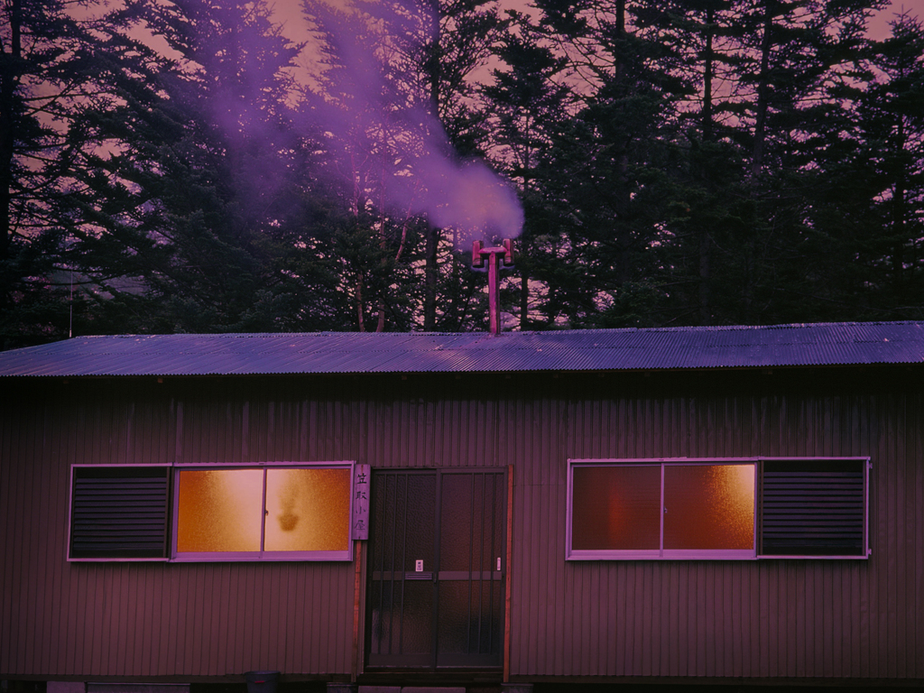 山小屋の黄昏時