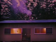 黄昏時の山小屋