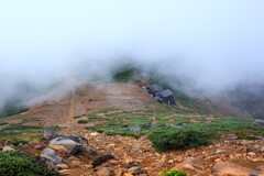 霧に包まれた山小屋