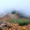 霧に包まれた山小屋