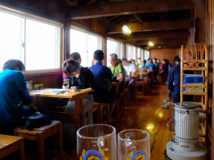 山小屋で乾杯。