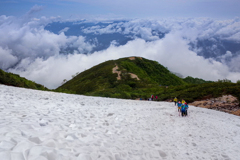 雲海を背に雪渓を