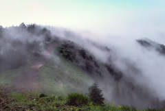 霧に包まれた稜線