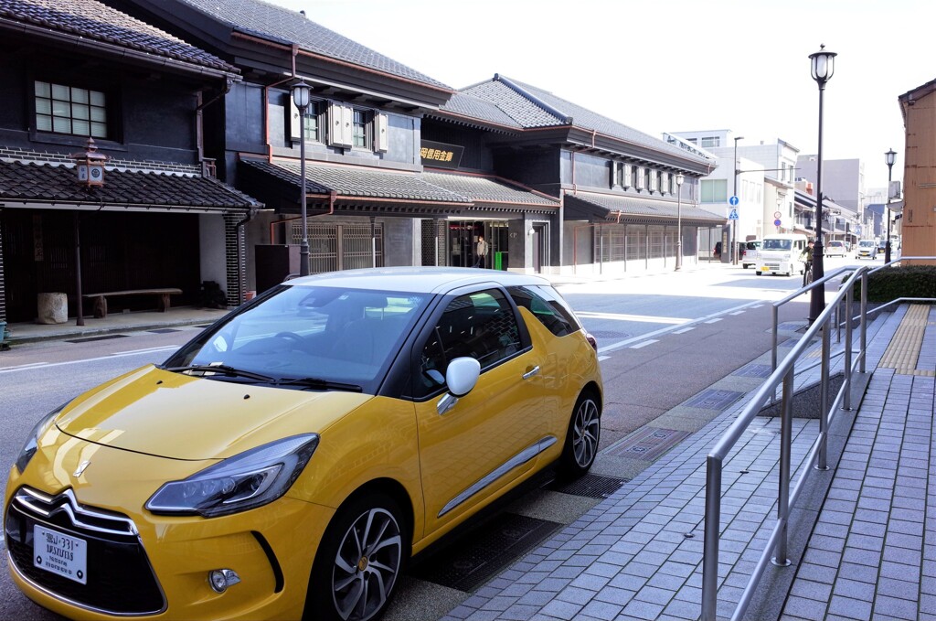 黄色いシトロエンと古い町並み