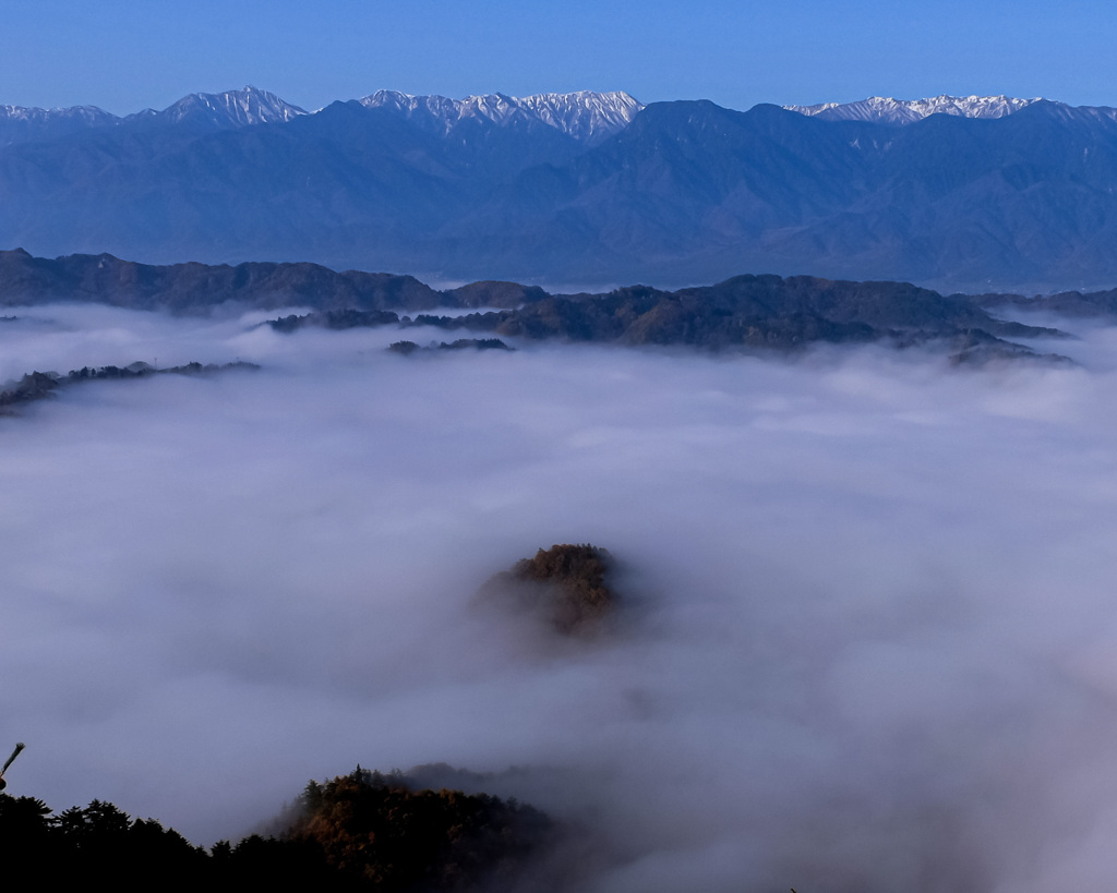 冠雪の北アルプスと雲海