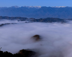 冠雪の北アルプスと雲海