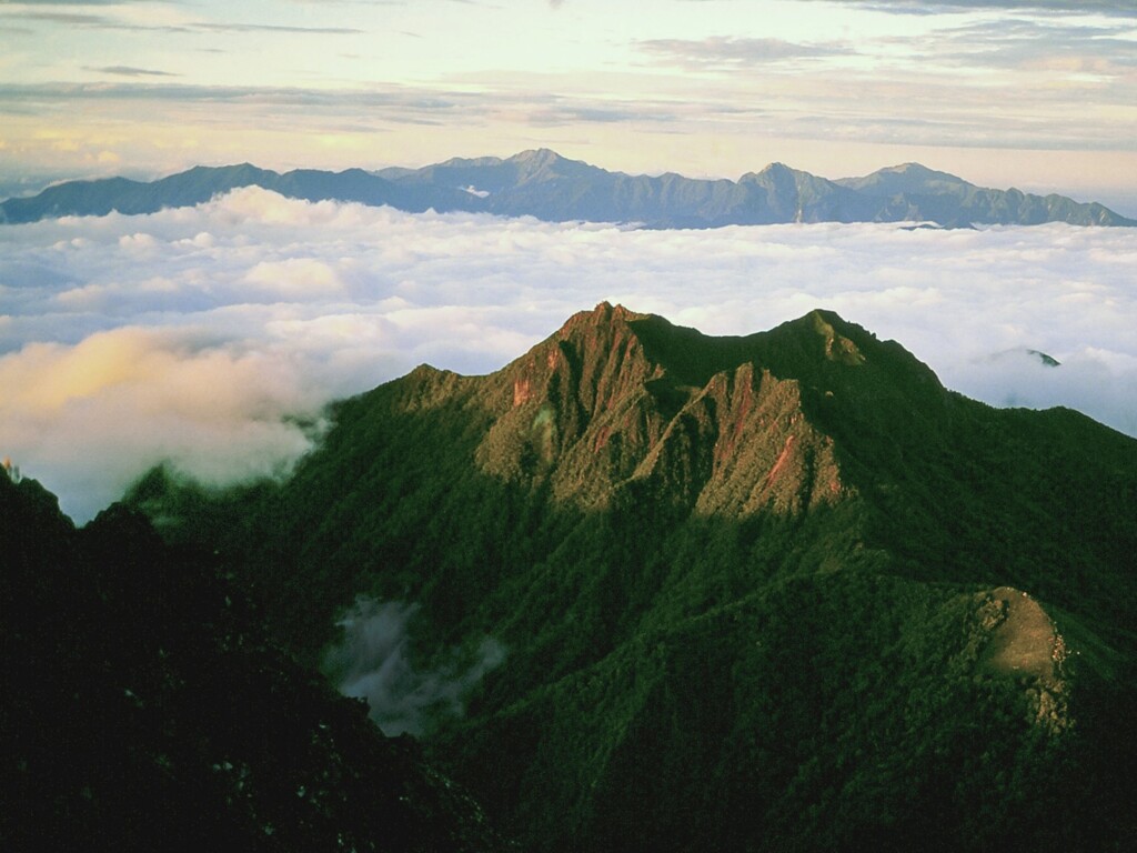 雲海に浮かぶ山稜の朝景