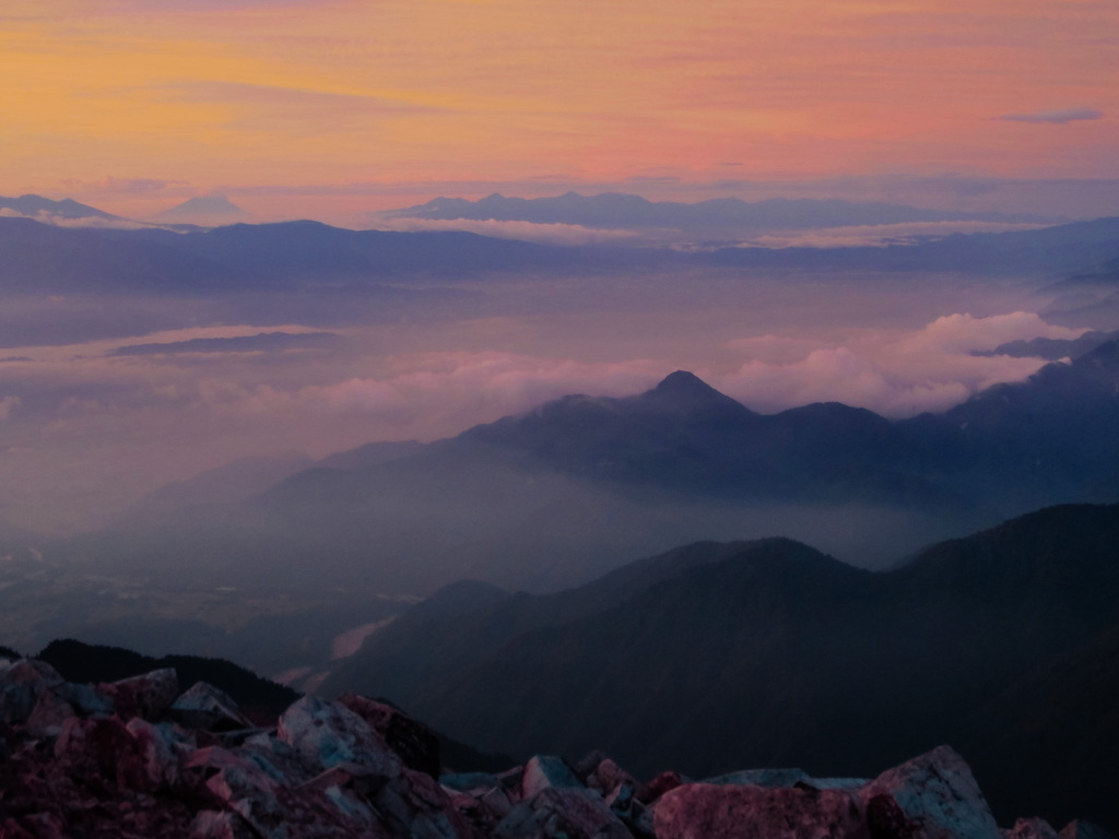 雲海に染まる峰々