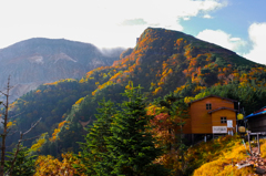 紅葉に包まれた山小屋