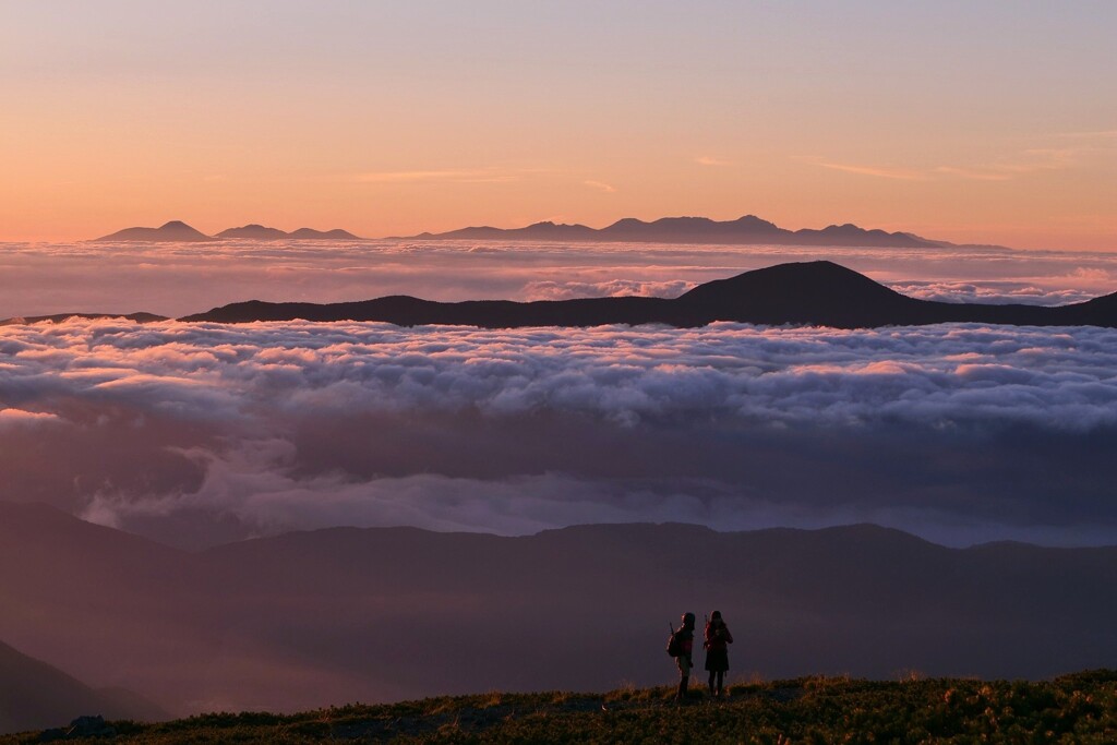 雲海を望む登山者