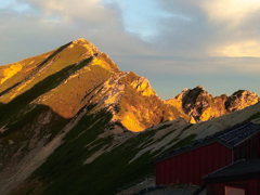 夕陽に染まる稜線