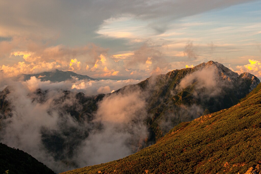 谷間から湧き上がる雲