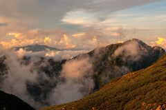 谷間から湧き上がる雲