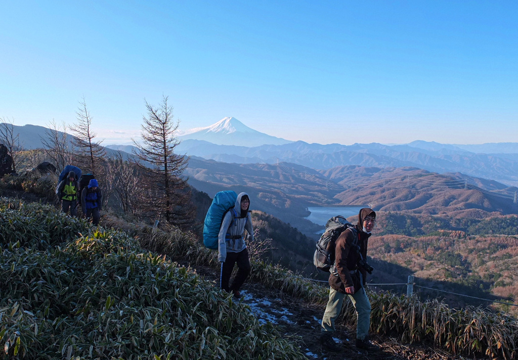 富士山を望む冬の山旅