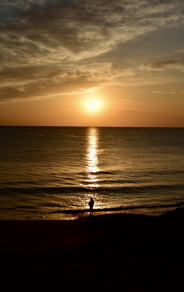 朝焼けと釣り人