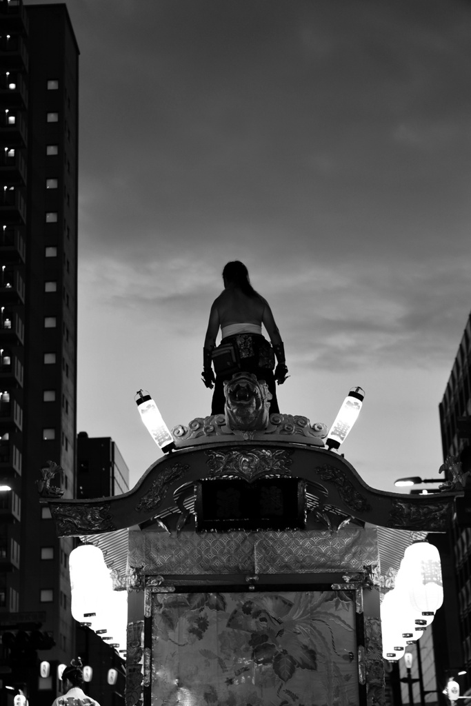 闇夜に君臨する祭りの戦士