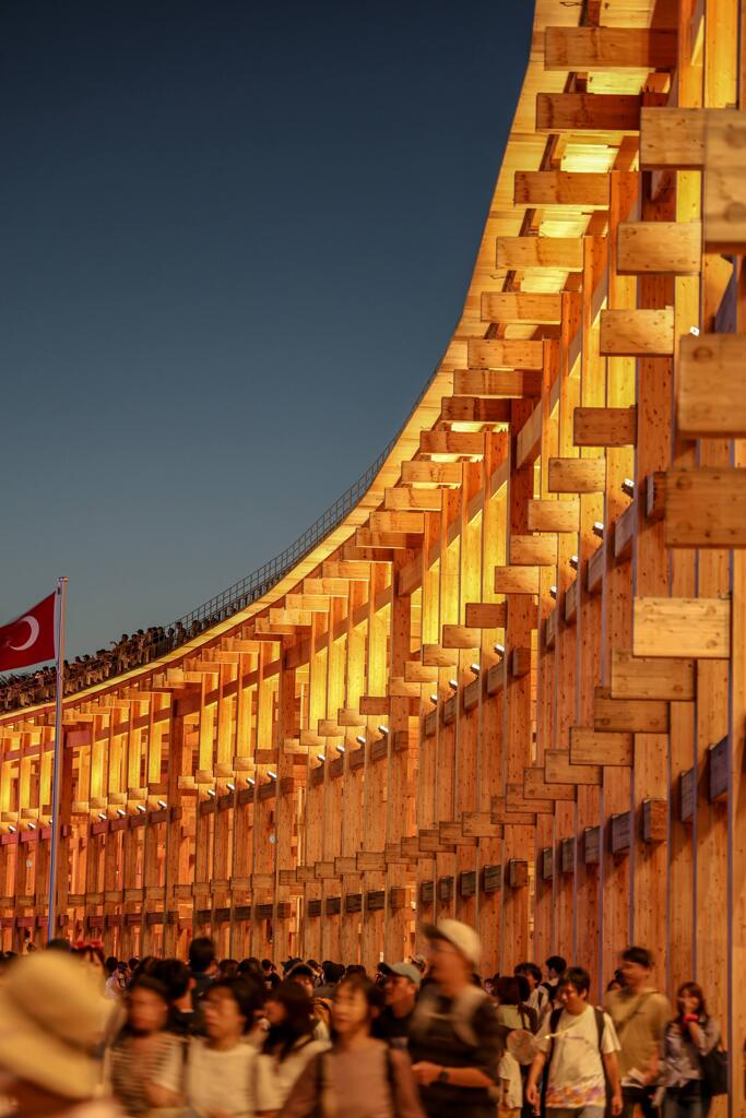 大屋根リングに沿って