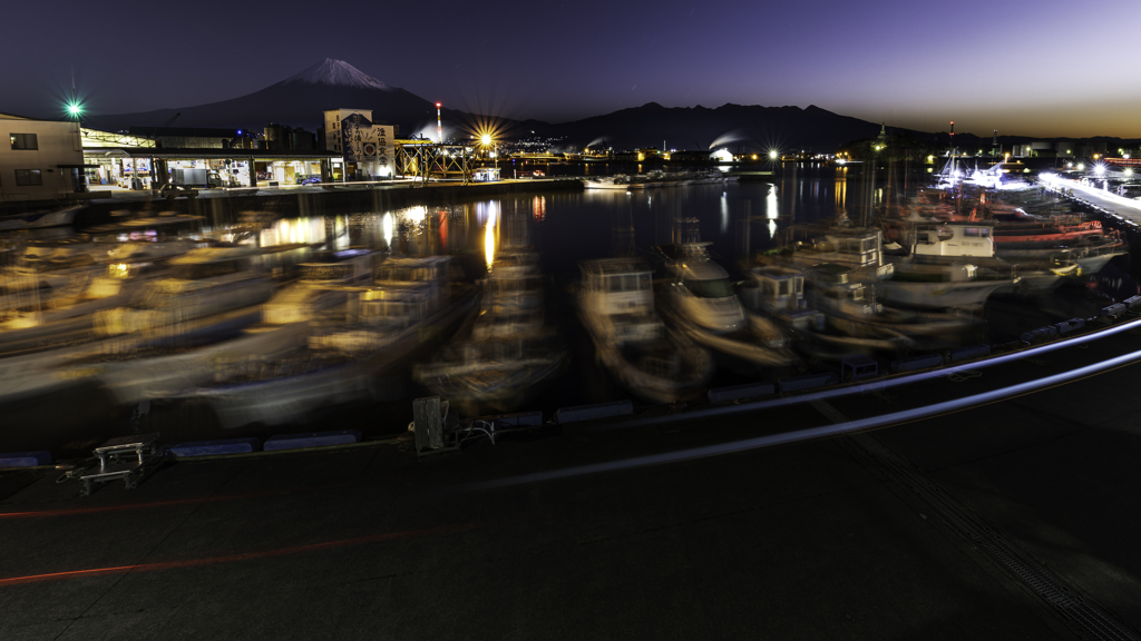 夜明け前の漁港は綺麗だ