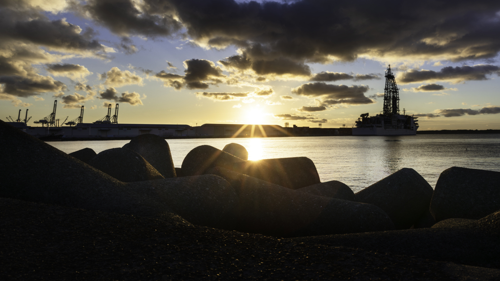 元旦、朝日が眩しい。今年の１枚目はこれがいいな。