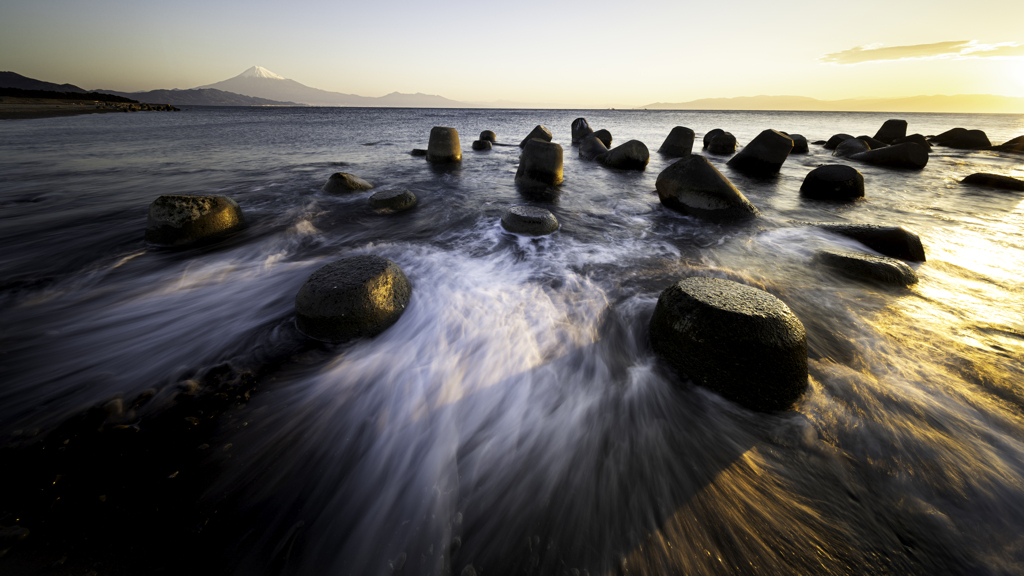 朝日に光る海が綺麗だ